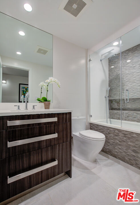 850 N Kings Rd Unit: 204