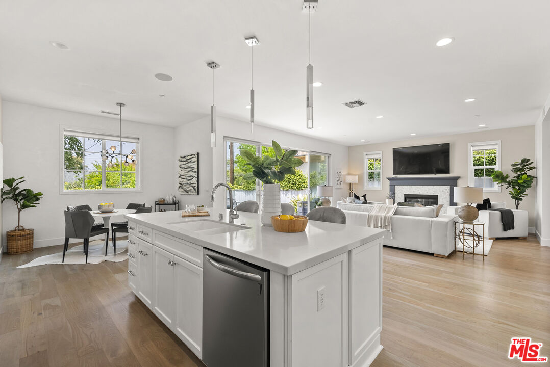 3655 Meier St