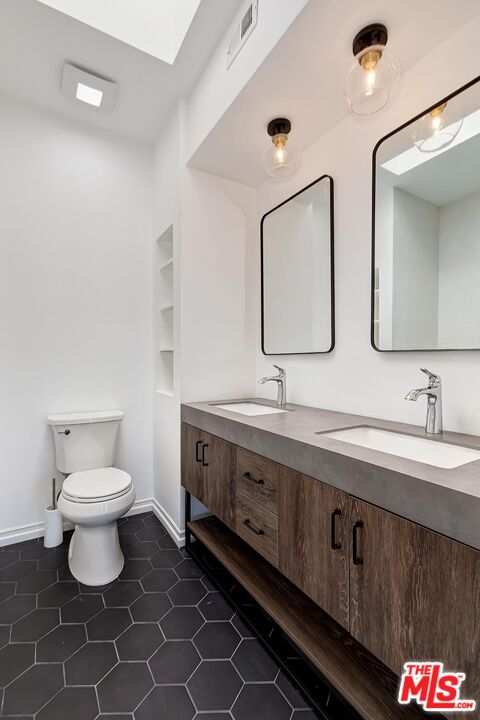 713 N Sycamore Ave Unit: 3