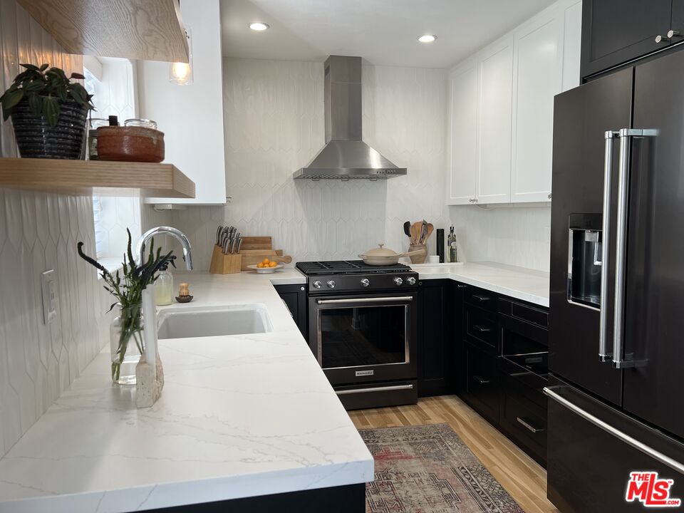 713 N Sycamore Ave Unit: 3
