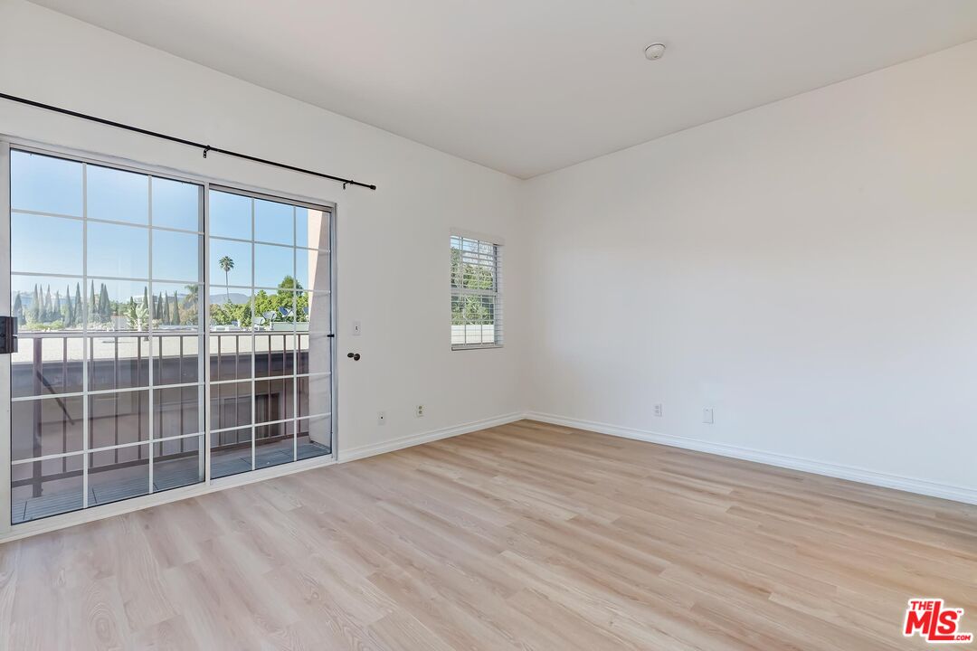 713 N Sycamore Ave Unit: 3