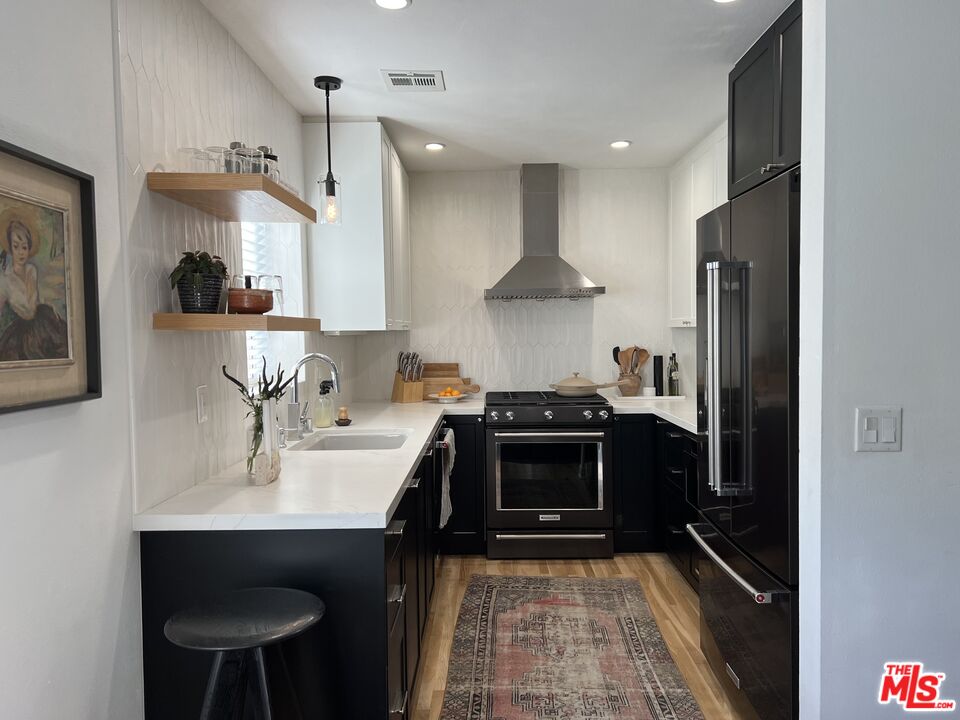 713 N Sycamore Ave Unit: 3
