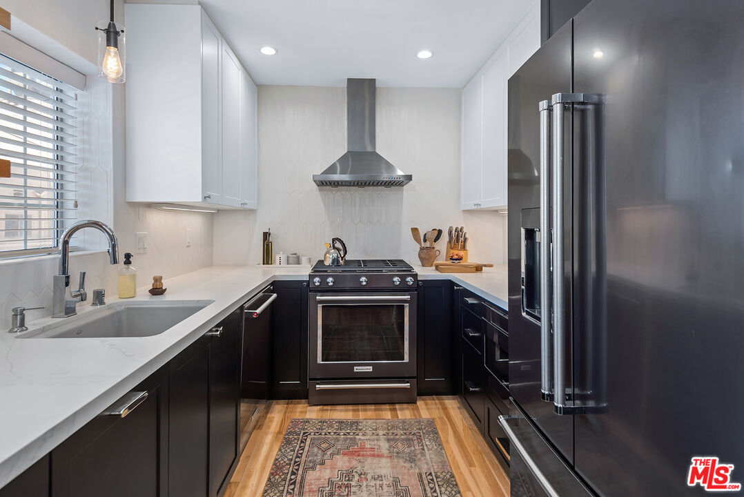 713 N Sycamore Ave Unit: 3