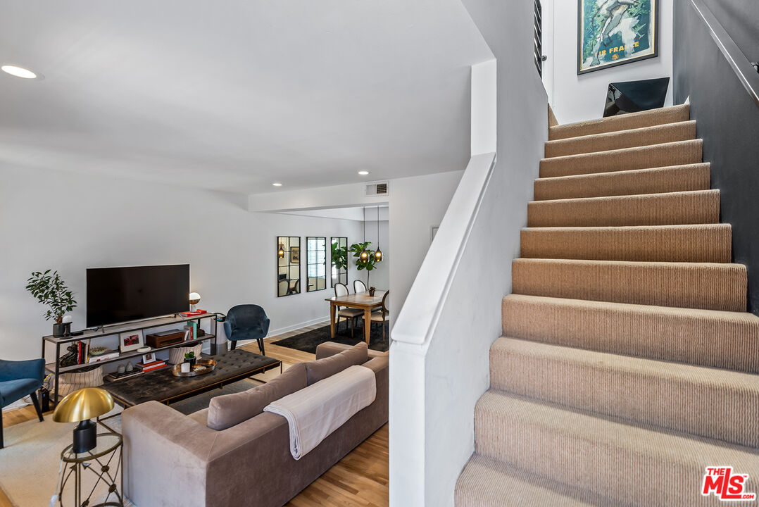 713 N Sycamore Ave Unit: 3