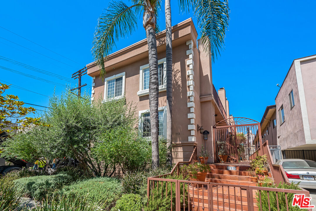 713 N Sycamore Ave Unit: 3