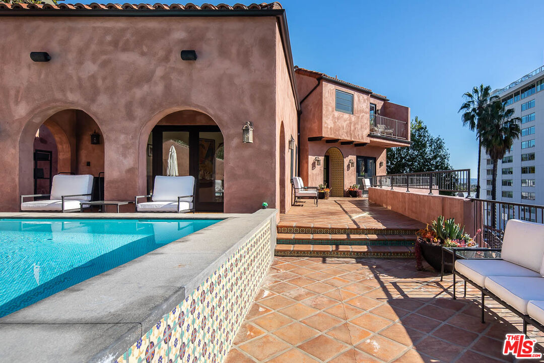 8425 W Sunset Blvd