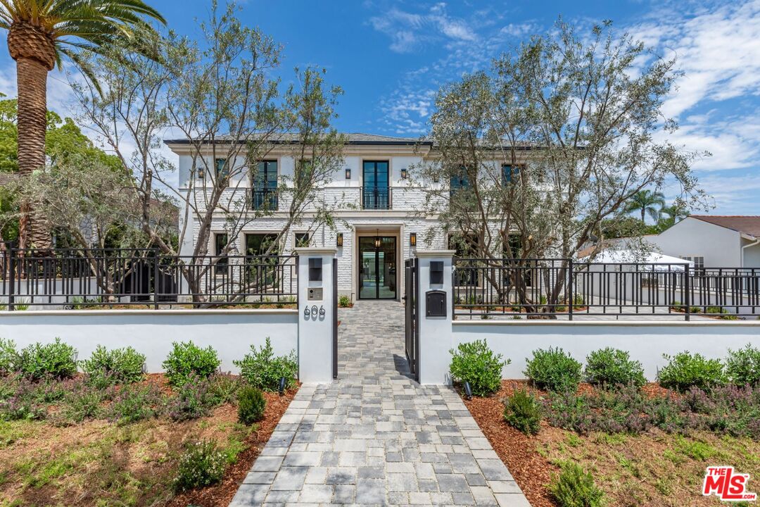 606 N Rexford Dr
