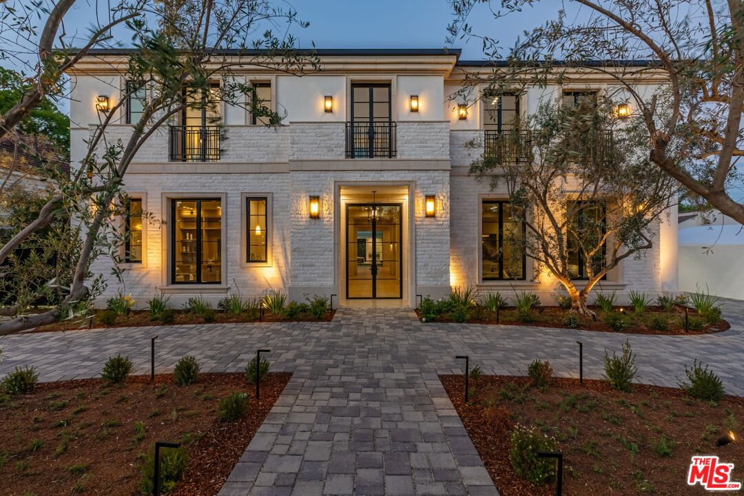606 N Rexford Dr