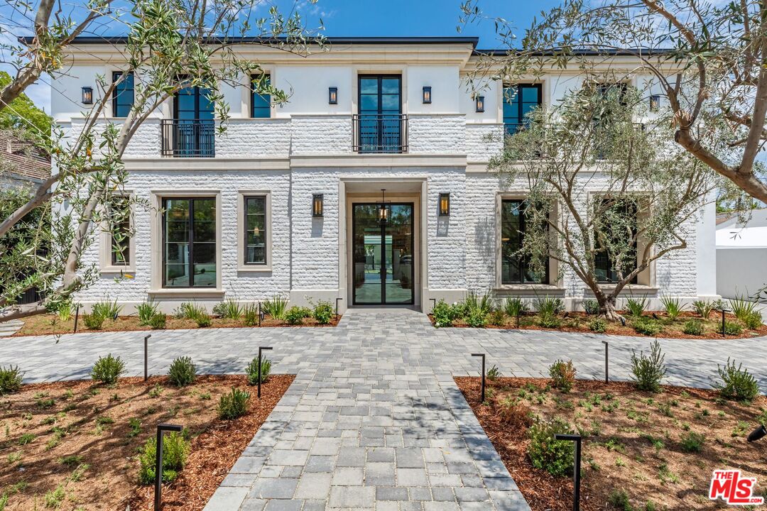 606 N Rexford Dr