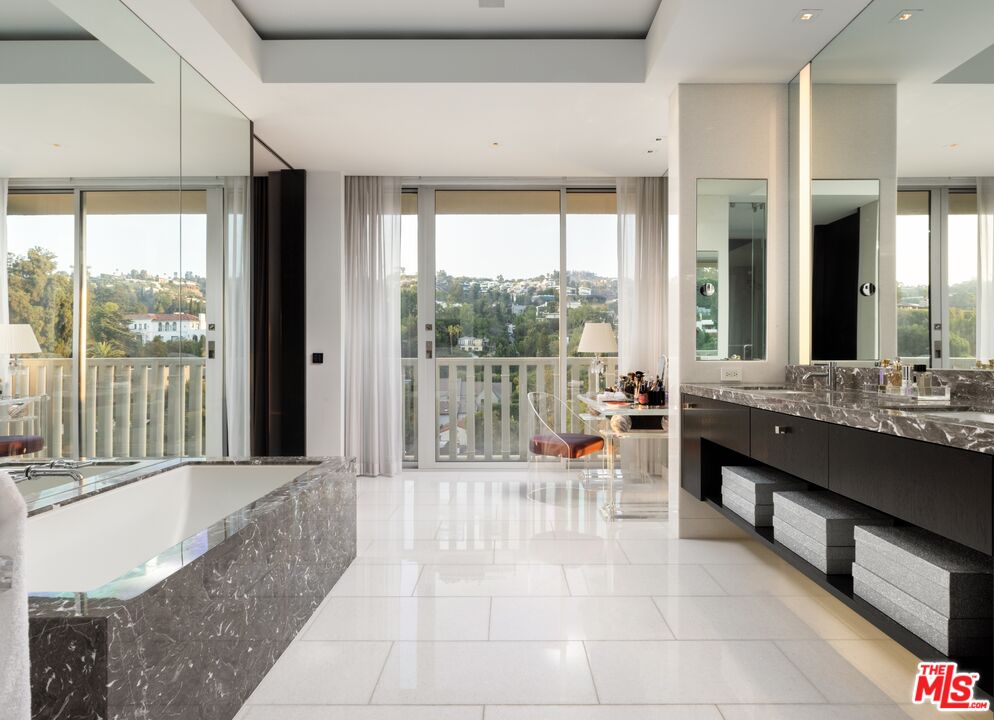 9255 Doheny Rd Unit: 1001
