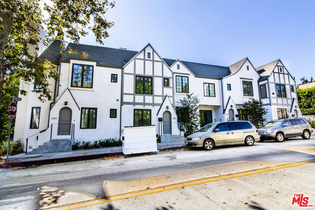 2601 N Beachwood Dr