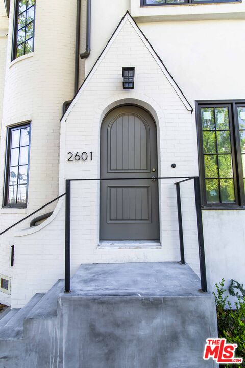 2601 N Beachwood Dr
