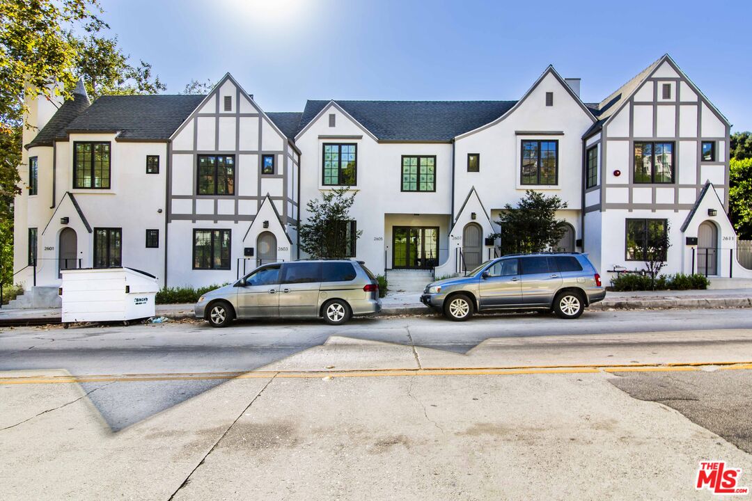 2601 N Beachwood Dr