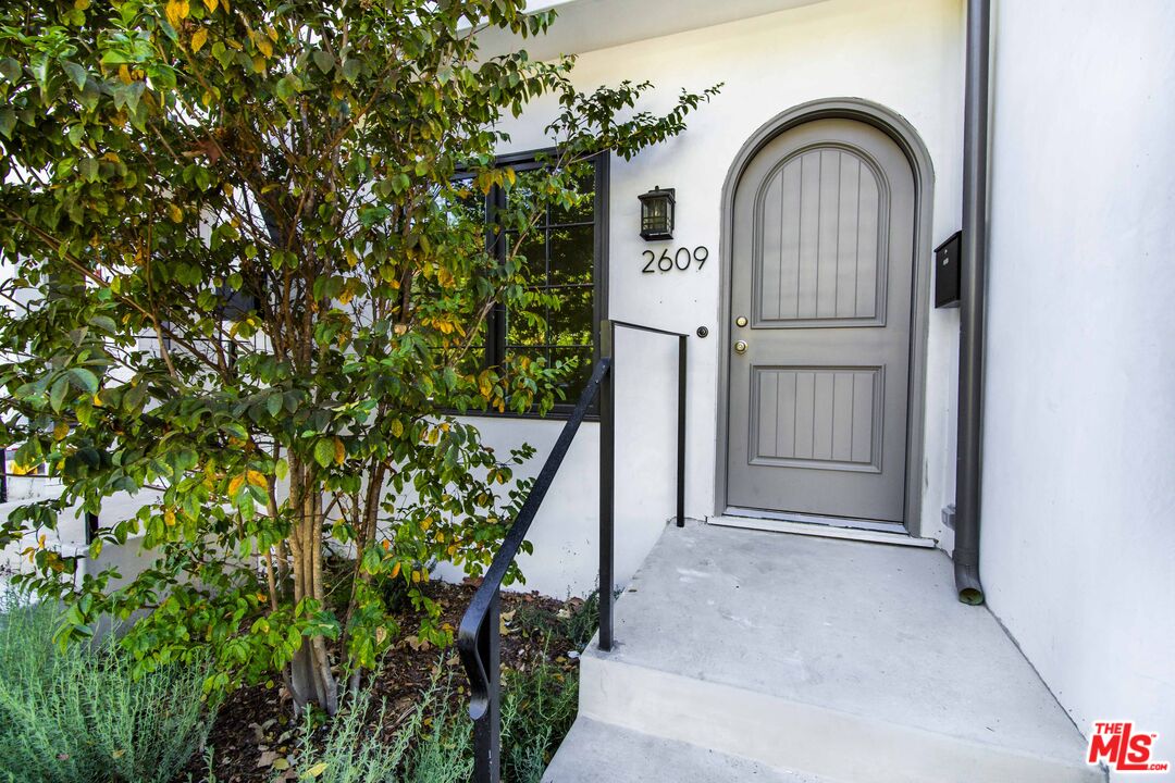 2609 N Beachwood Dr