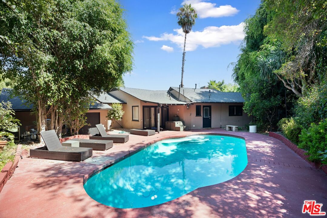1301 Sunset Plaza Dr