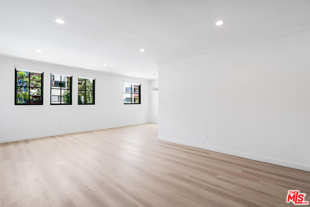 527 S Barrington Ave Unit: 1