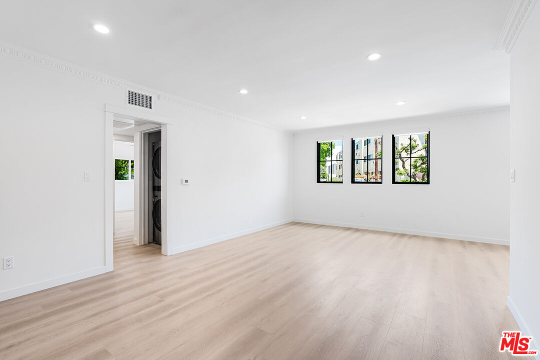 527 S Barrington Ave Unit: 1