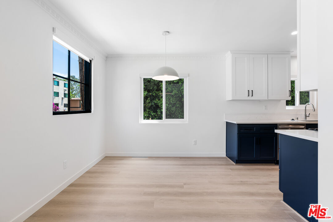 527 S Barrington Ave Unit: 1