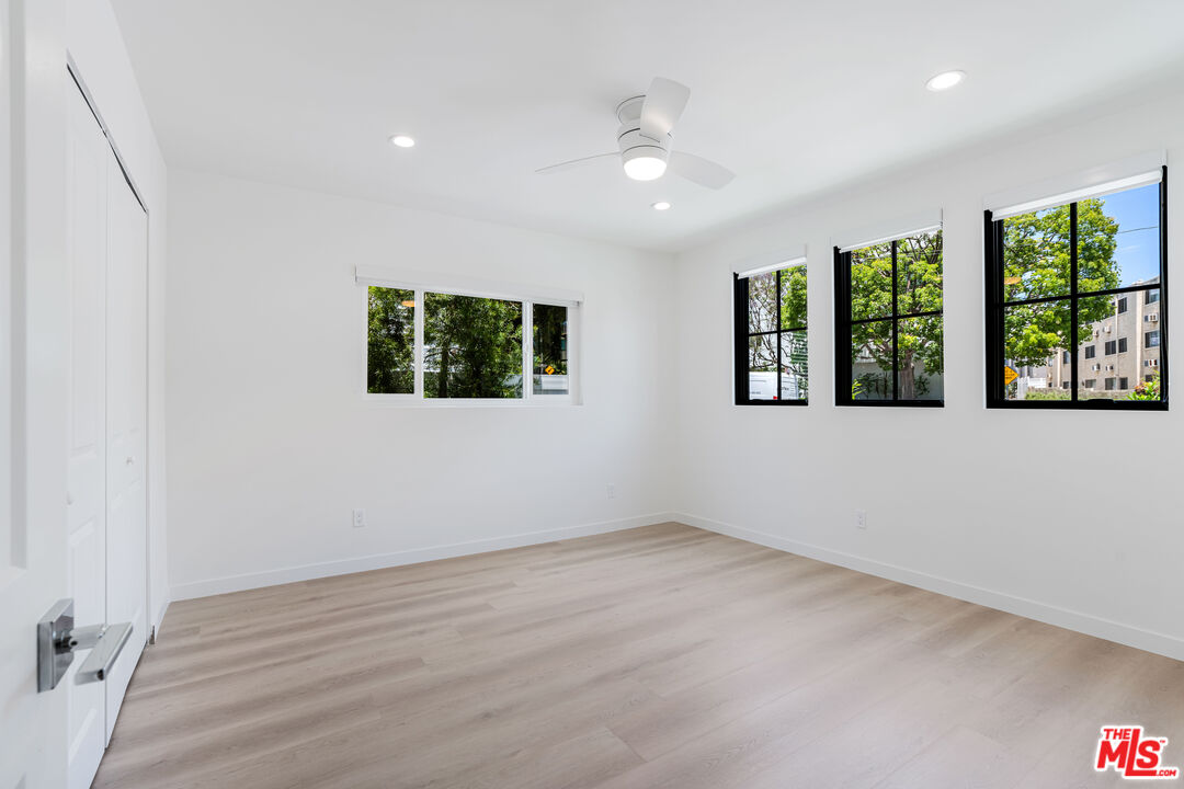 527 S Barrington Ave Unit: 1