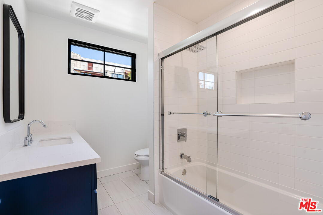 527 S Barrington Ave Unit: 1