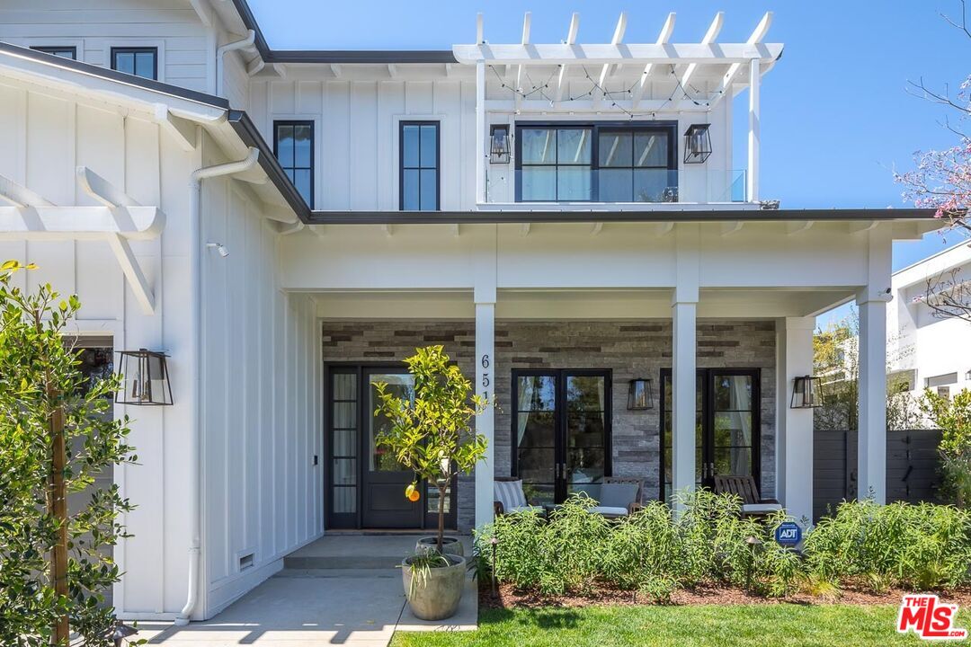 651 S Burlingame Ave