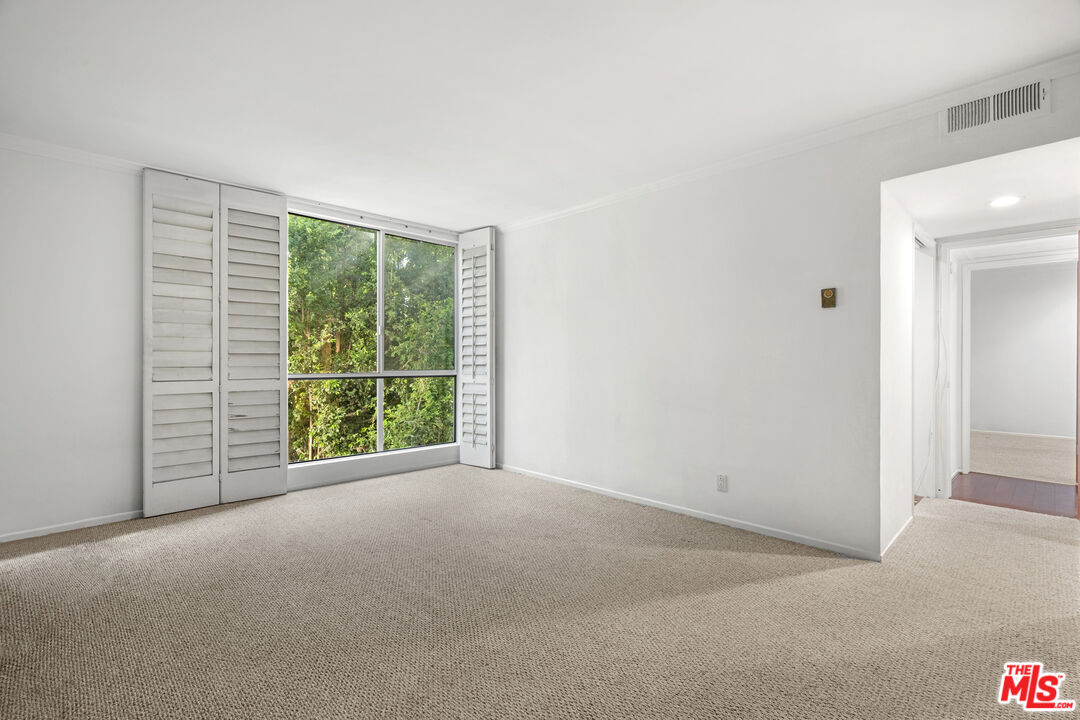 1010 N Kings Rd Unit: 202