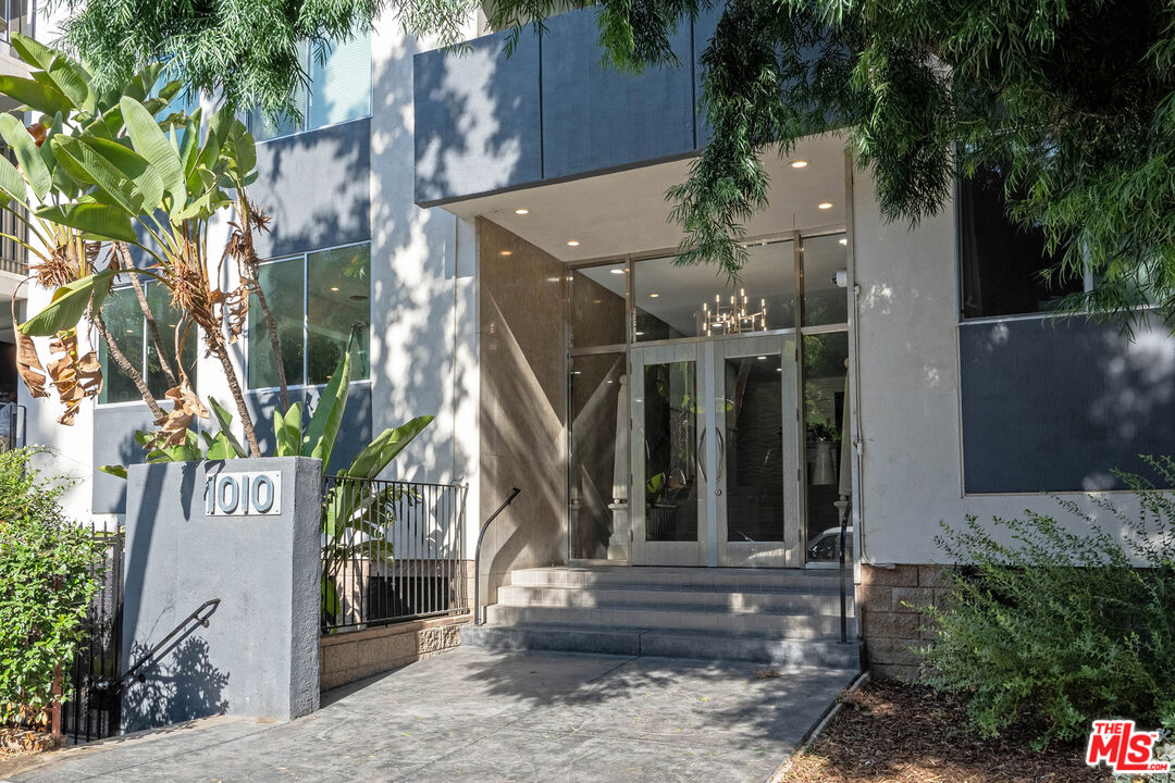 1010 N Kings Rd Unit: 202