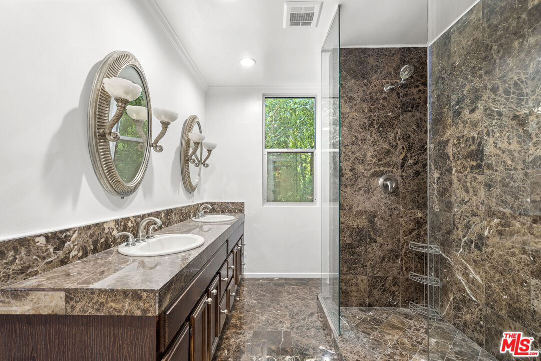 1010 N Kings Rd Unit: 202