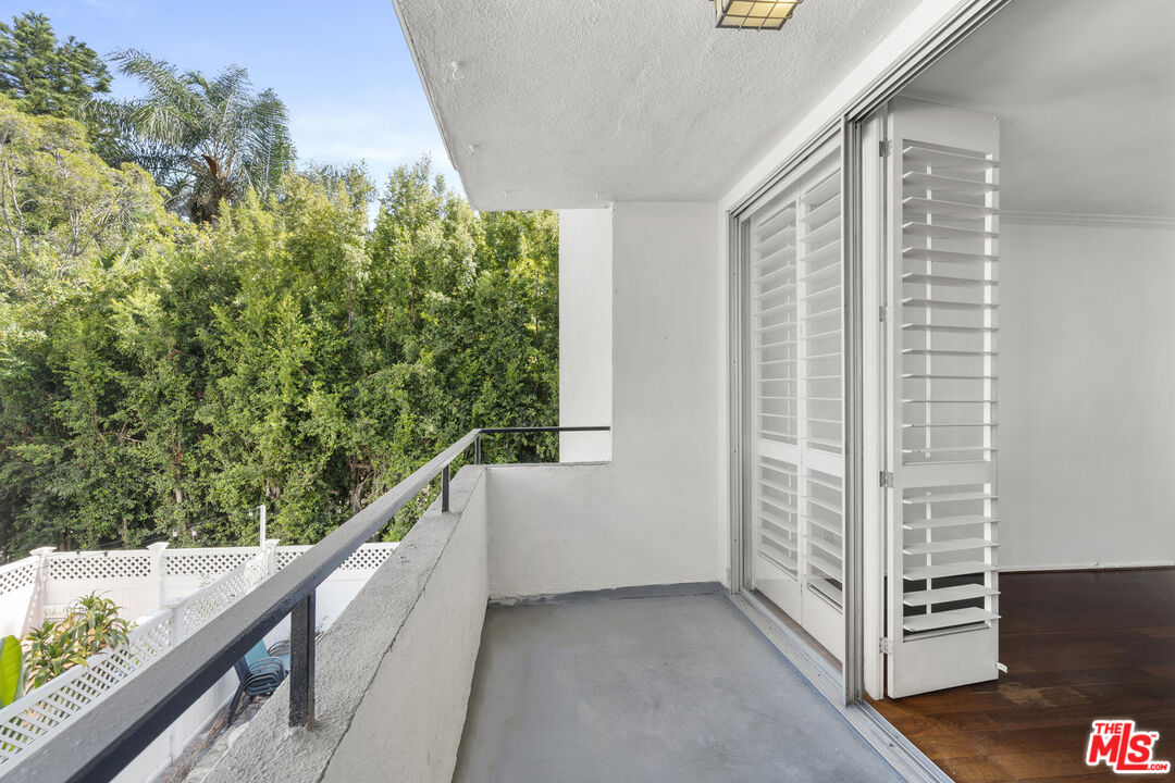 1010 N Kings Rd Unit: 202