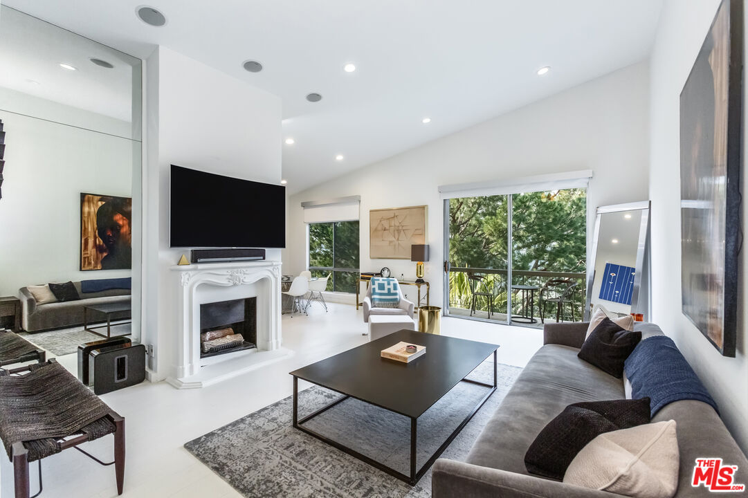 2345 Roscomare Rd Unit: 404