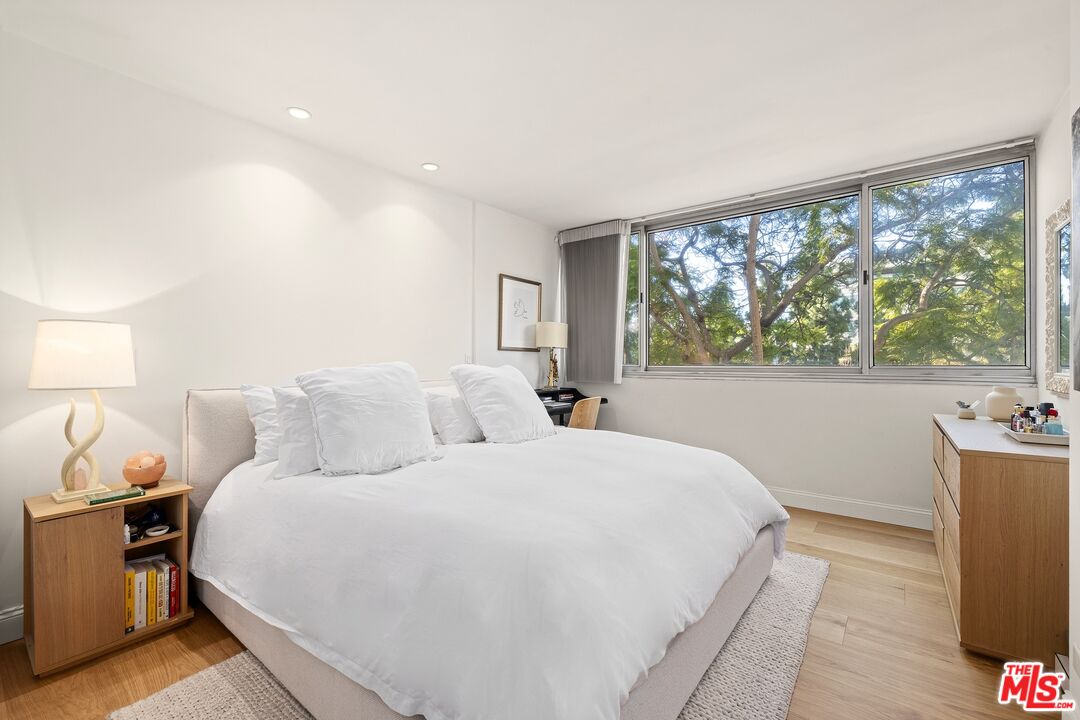 2220 Avenue Of The Stars Unit: 204
