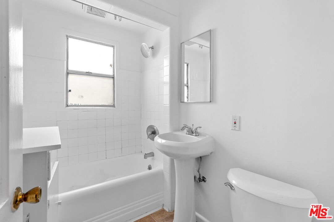 963 N Doheny Dr Unit: 3/4