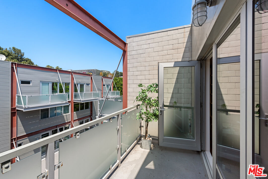 3450 Cahuenga Blvd Unit: 410