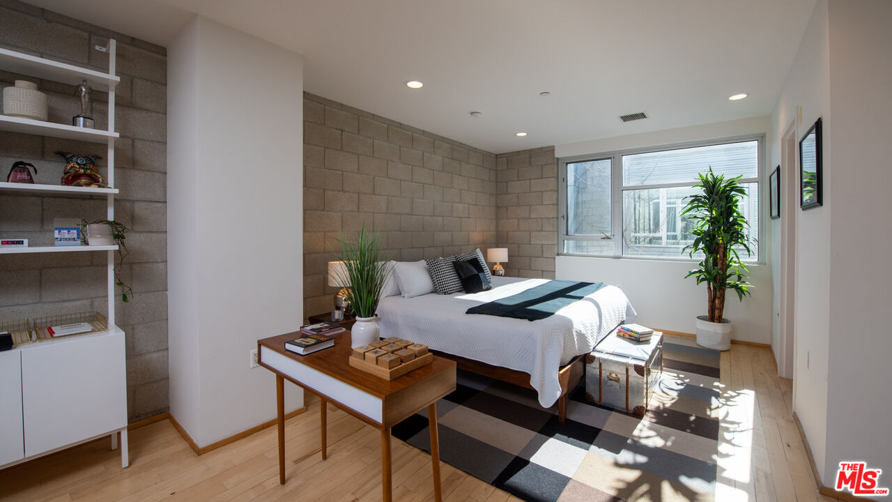 3450 Cahuenga Blvd Unit: 410