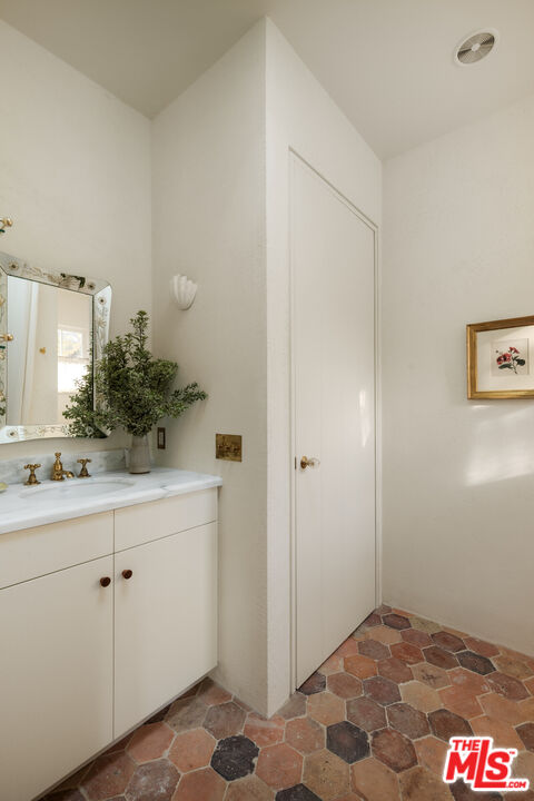 2420 Mandeville Canyon Rd