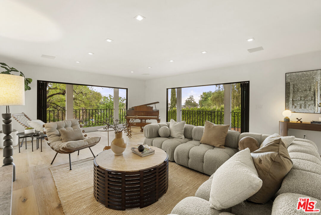 4977 Brewster Dr