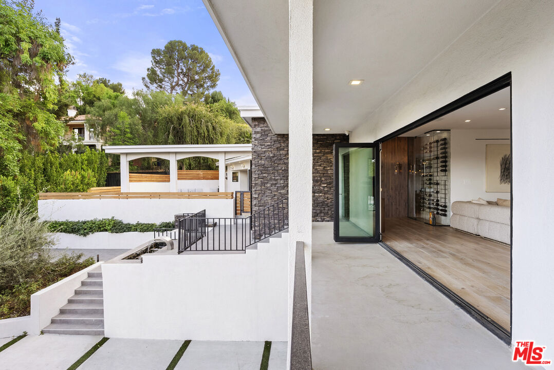 4977 Brewster Dr