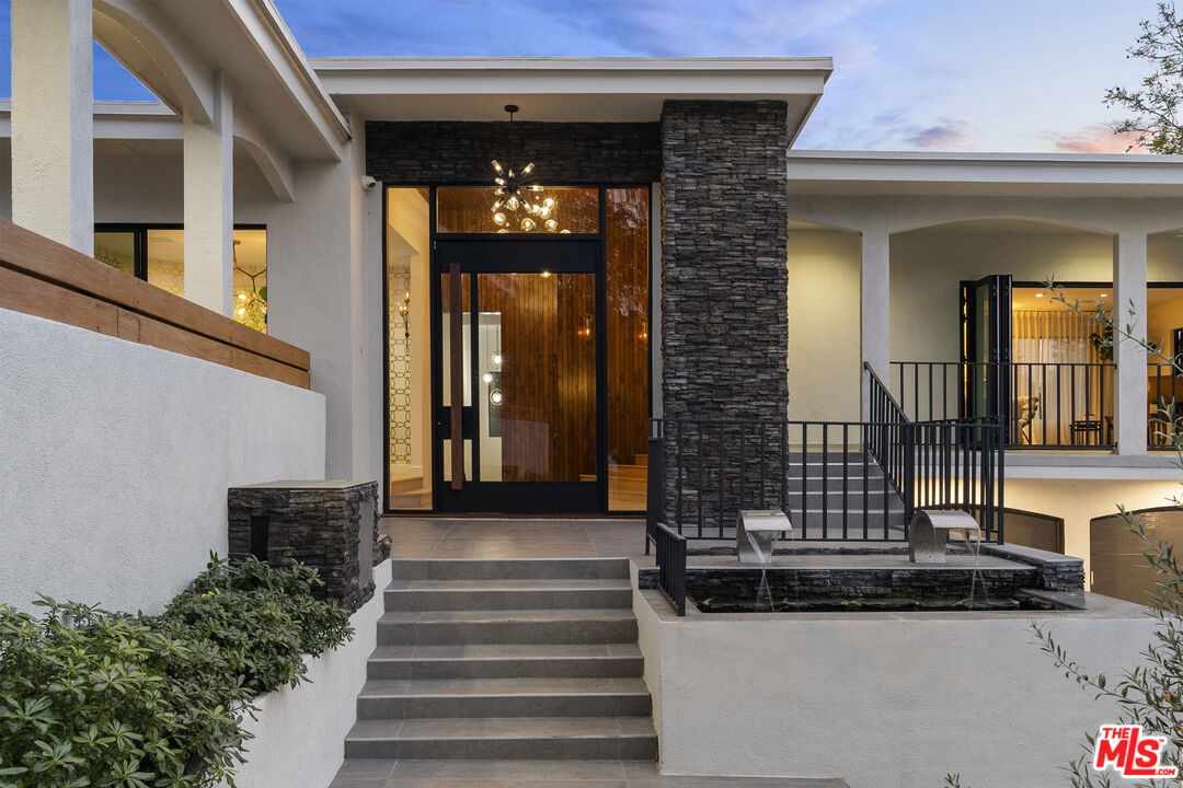 4977 Brewster Dr