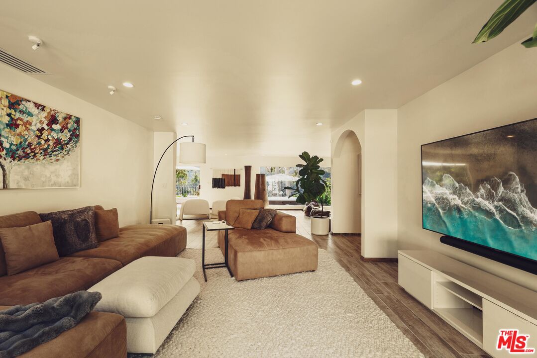 2533 La Condesa Dr