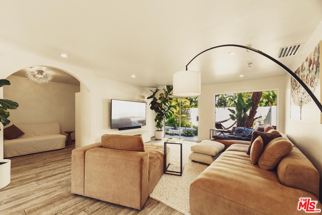 2533 La Condesa Dr