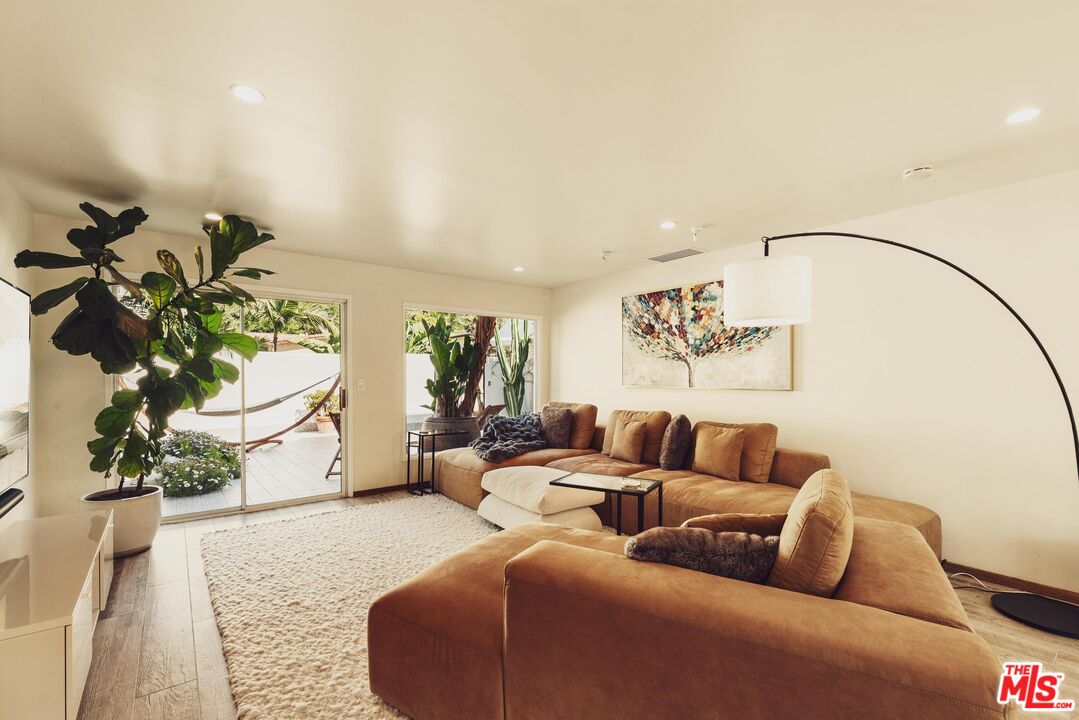 2533 La Condesa Dr