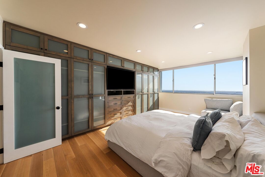 2220 Avenue Of The Stars Unit: 2306