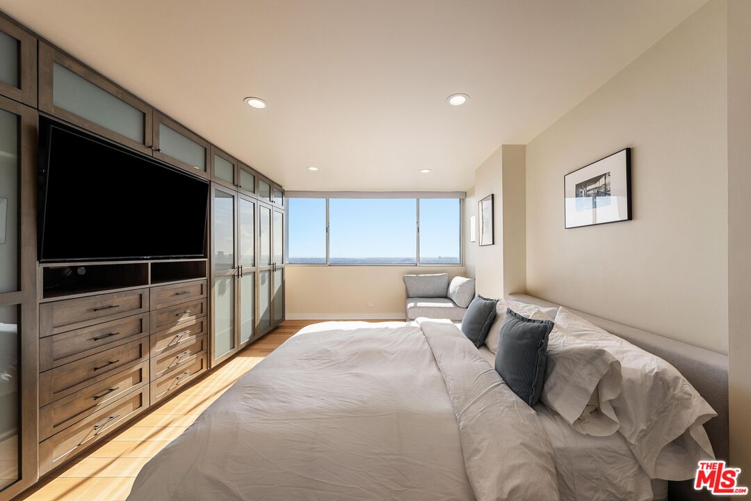 2220 Avenue Of The Stars Unit: 2306