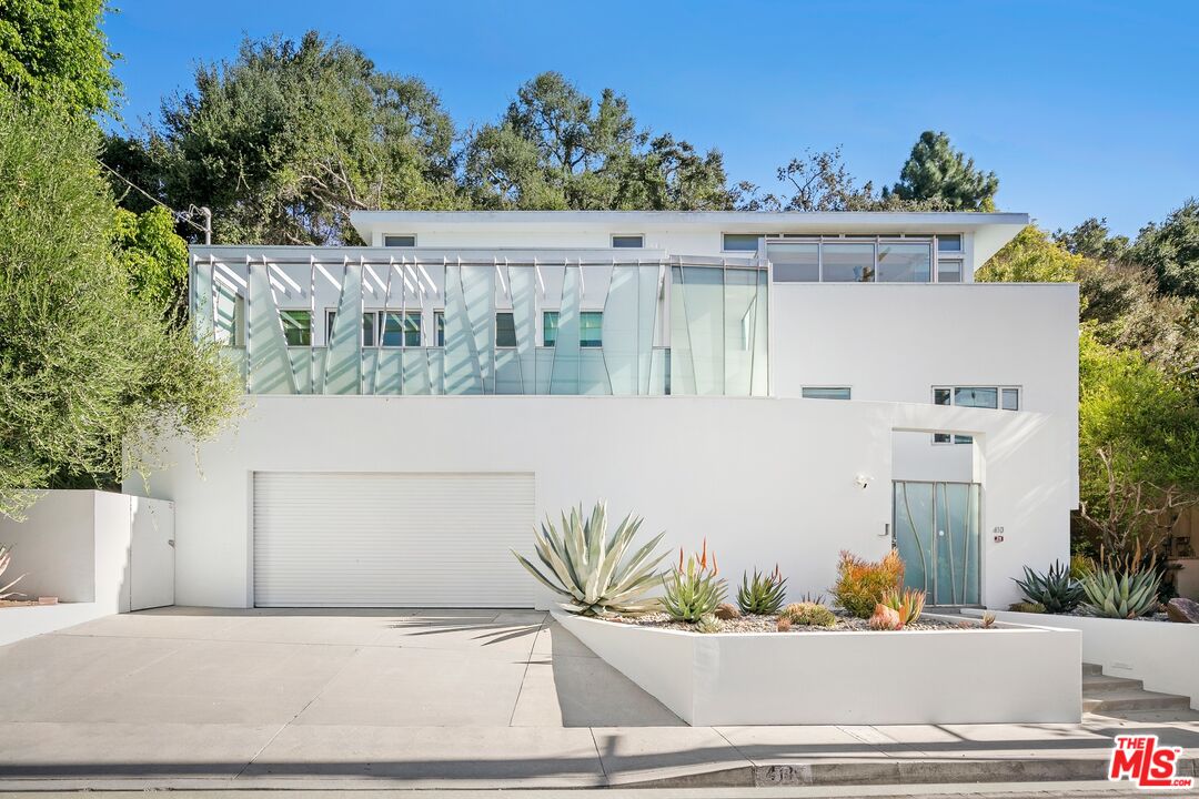 410 N Bundy Dr