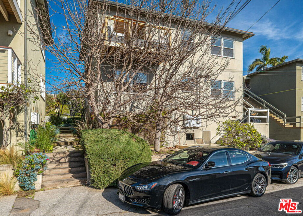 219 3rd Ave Unit: 1/2