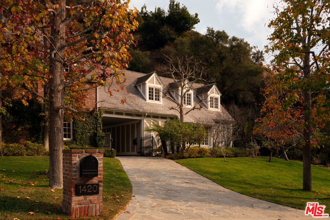 1420 Moraga Dr