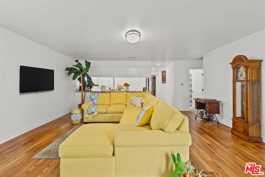 5871 Fullerton Ave