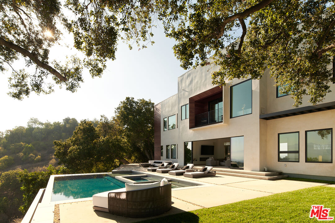 13331 Mulholland Dr