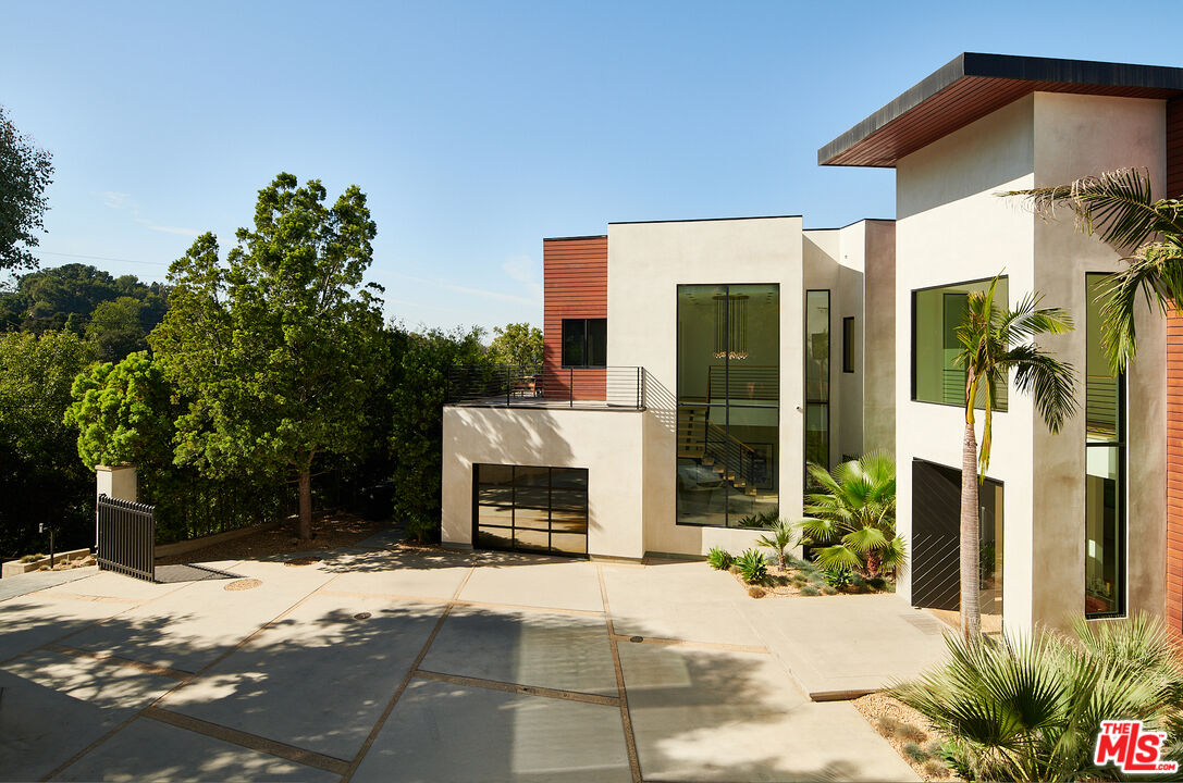 13331 Mulholland Dr