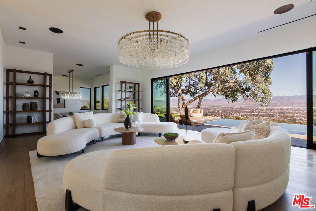 13331 Mulholland Dr